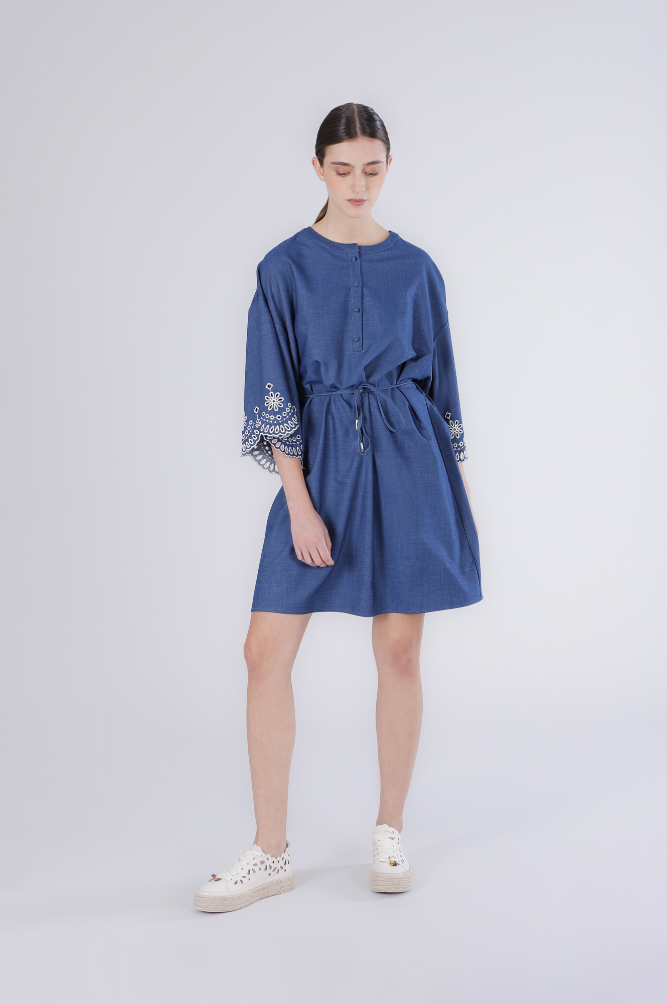 CafèNoir — Abito in tencel denim con ricamo alle maniche blu medio