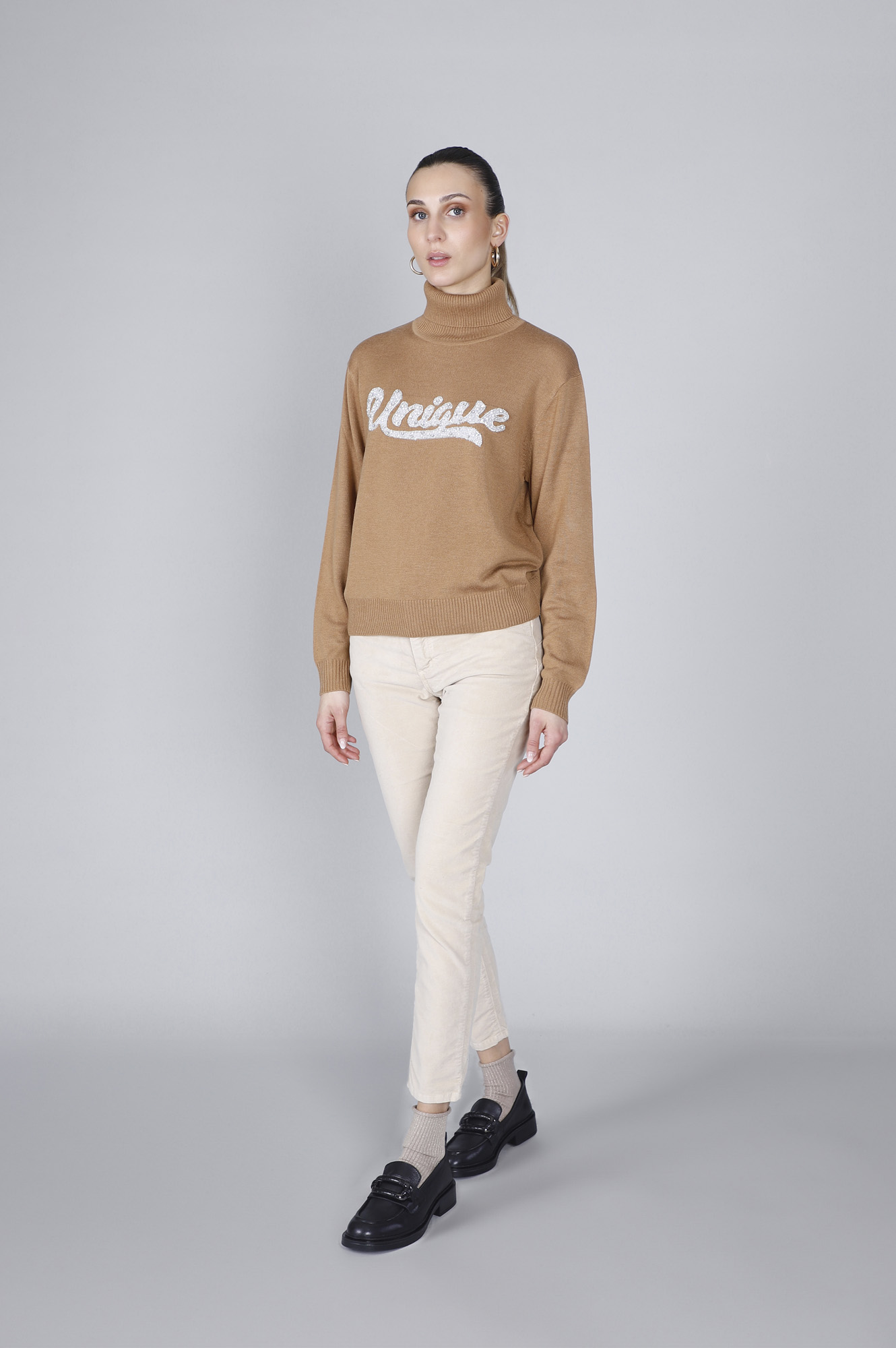 maglia collo alto con scritta ricamata cammello s