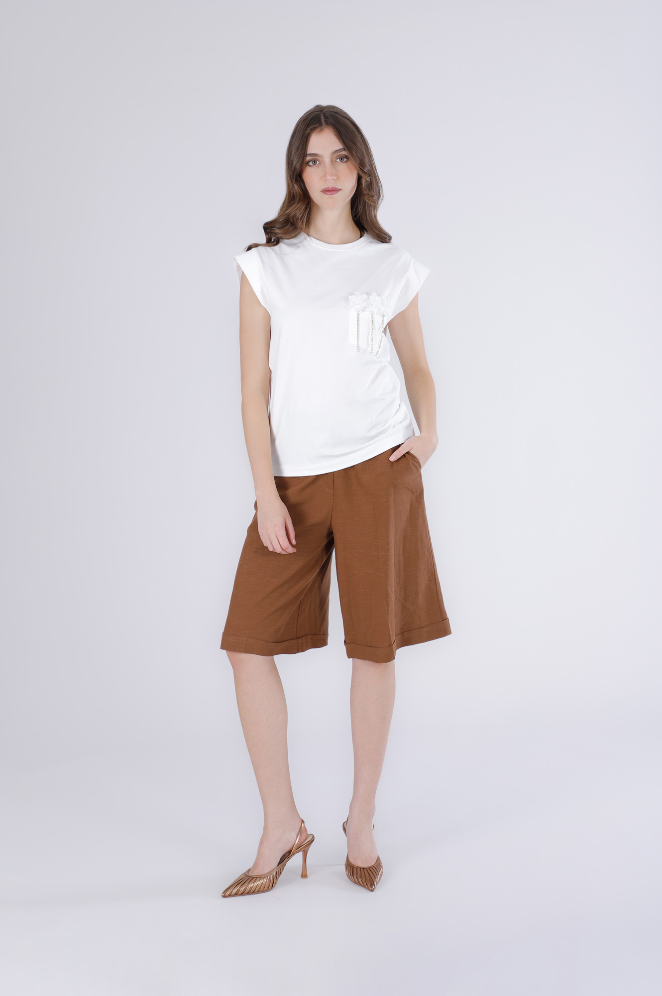 CafèNoir — T-shirt con applicazioni di fiori sul taschino off white