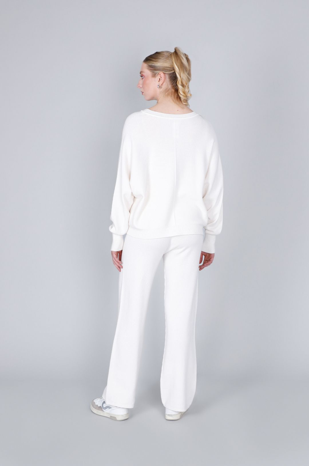MAGLIONE NERO CON MANICHE A PIPISTRELLO - KAOÂ