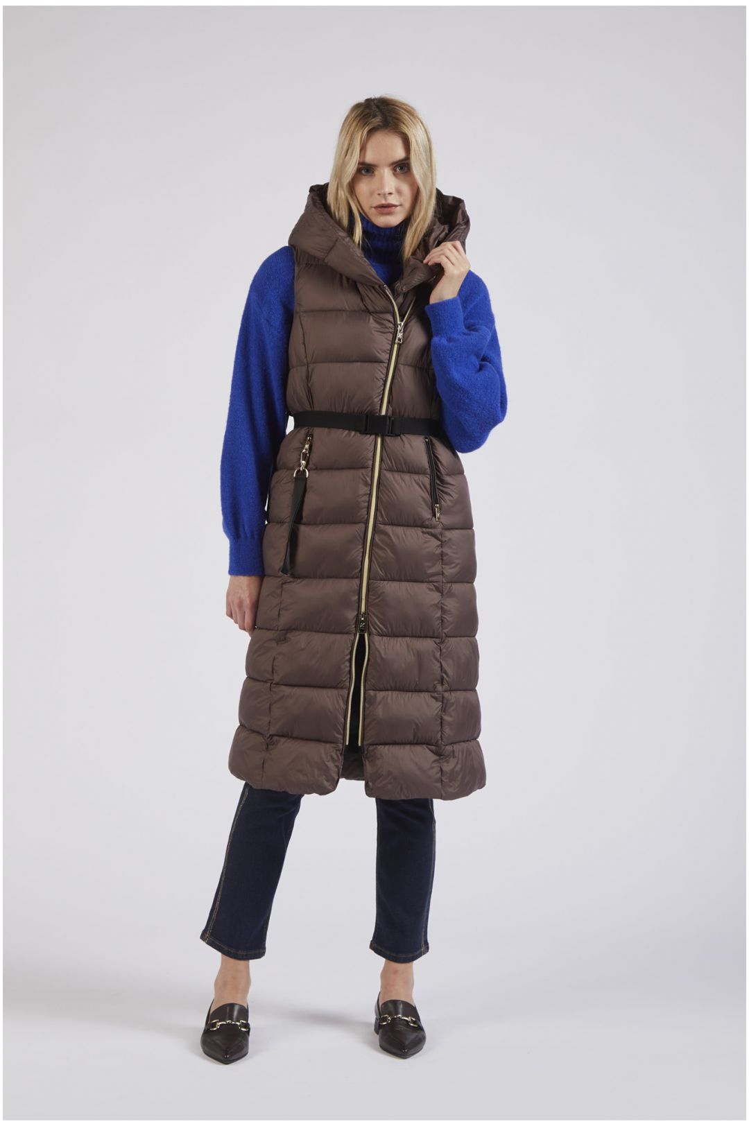 Piumino smanicato con cintura elastica