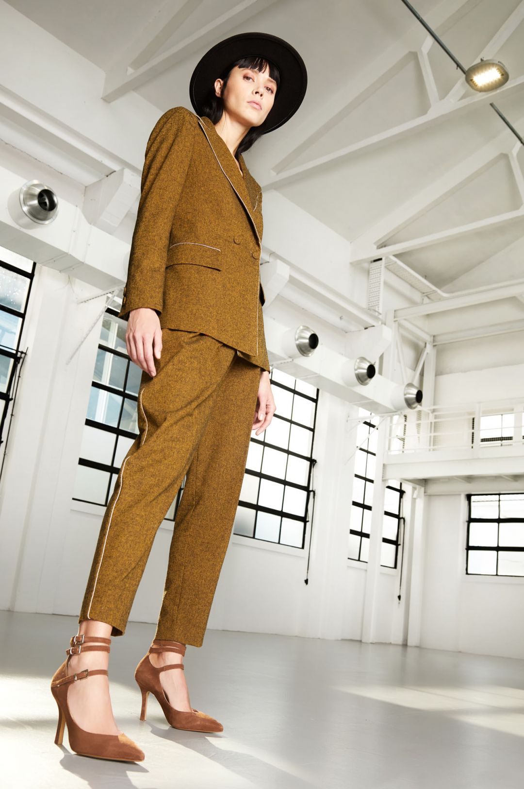 décolleté in pelle scamosciata arricchita da lacci alla caviglia