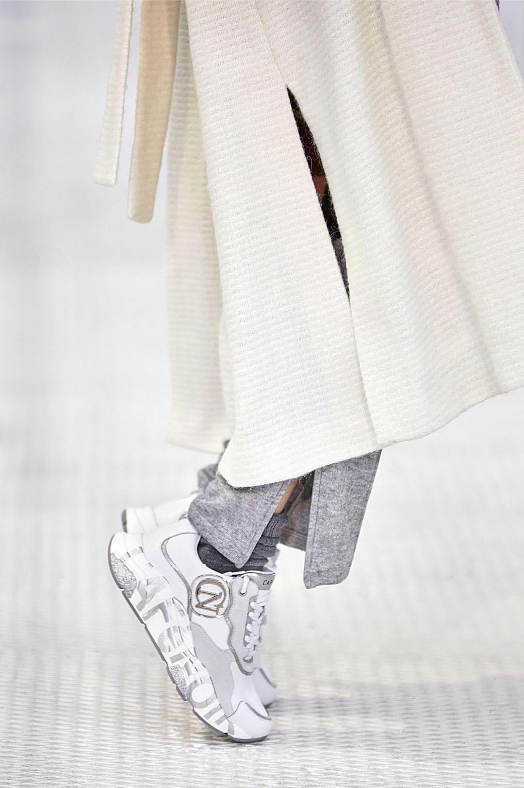 sneakers in pelle con monogramma cn e suola logata