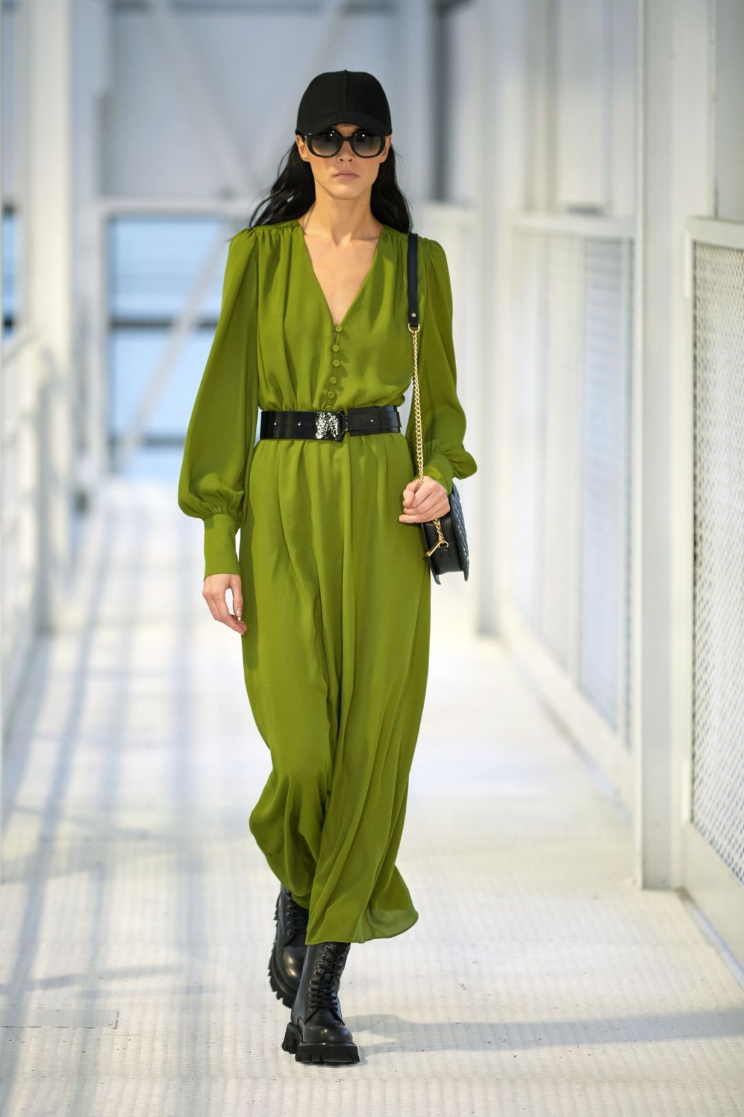 abito lungo con maniche arricciate