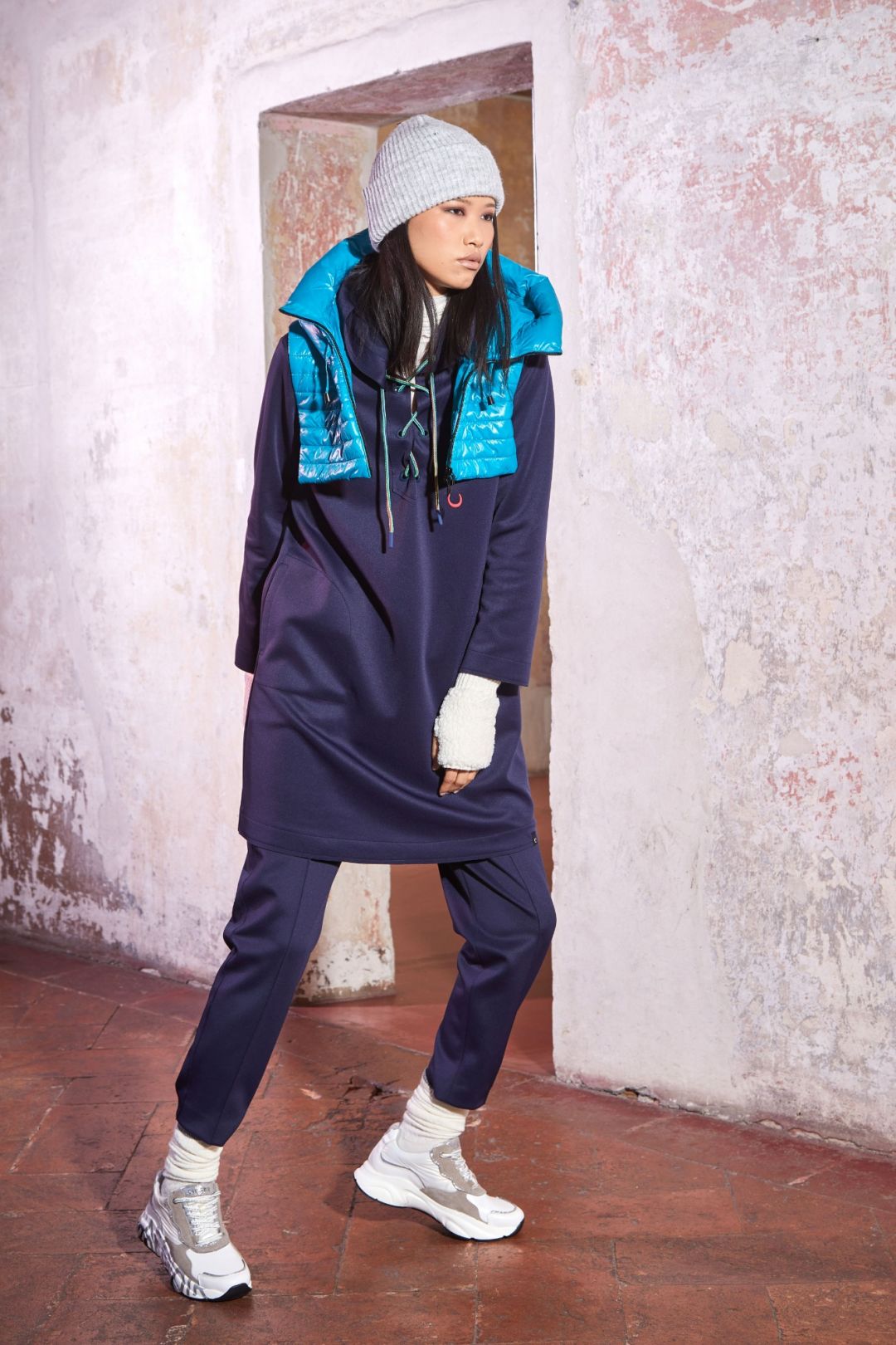 abito svasato in tessuto tecnico