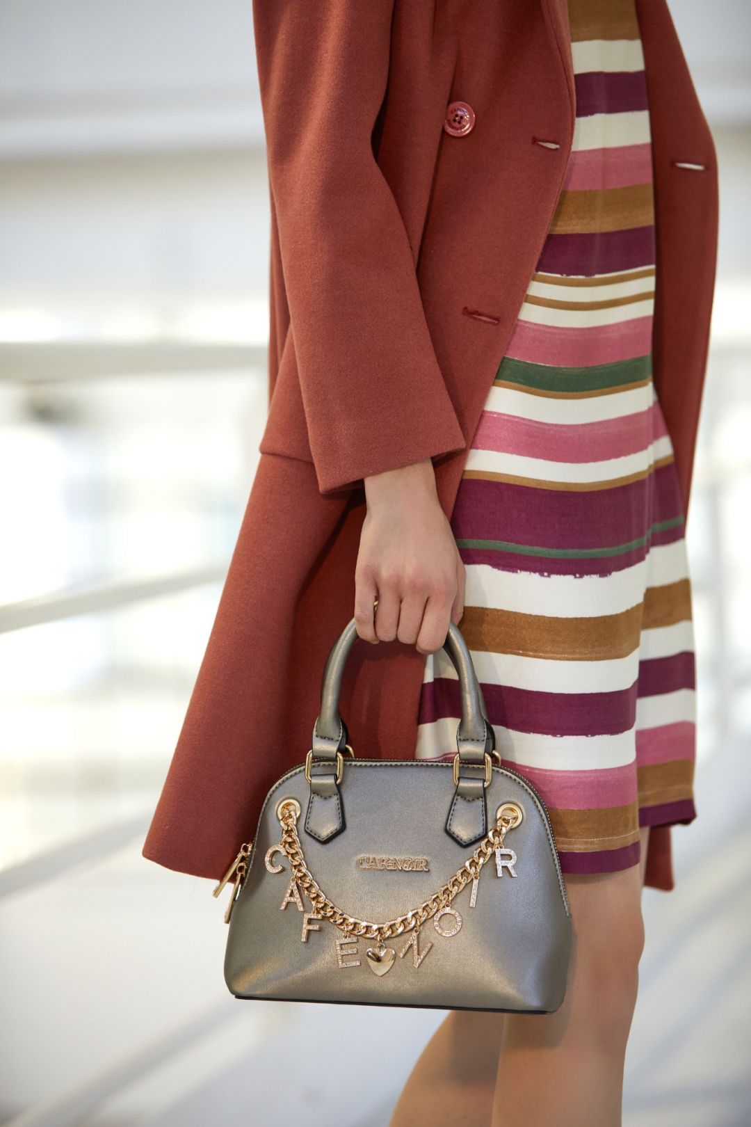 mini bag con lettere pendenti