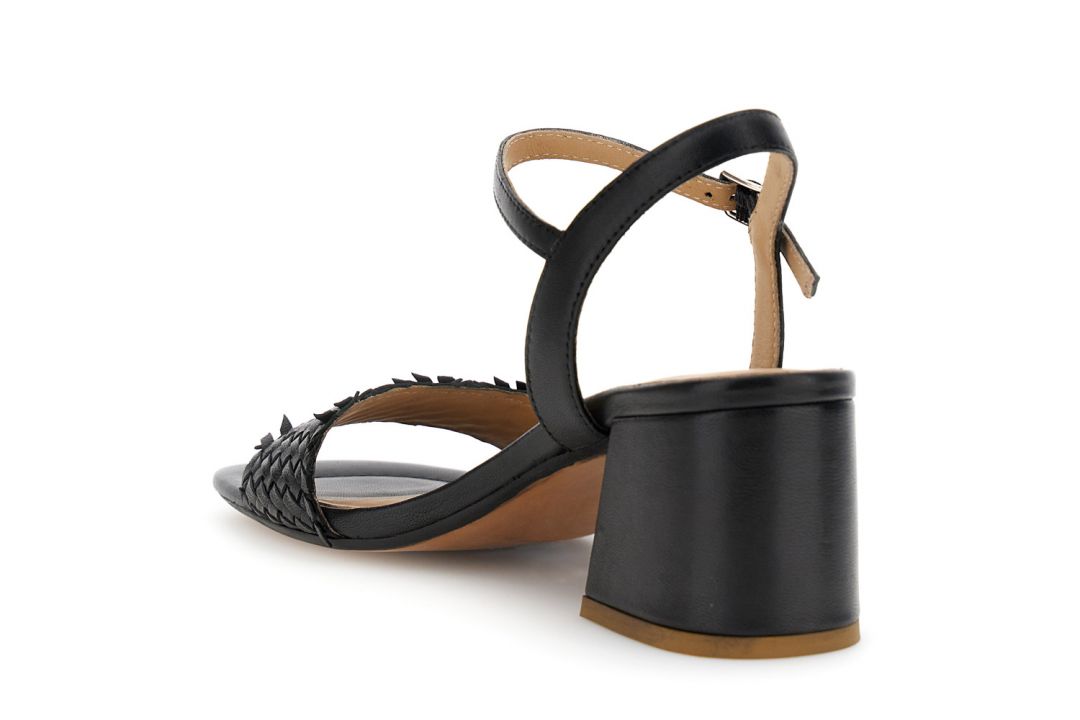 Sandali in pelle con intreccio nero — vista 2