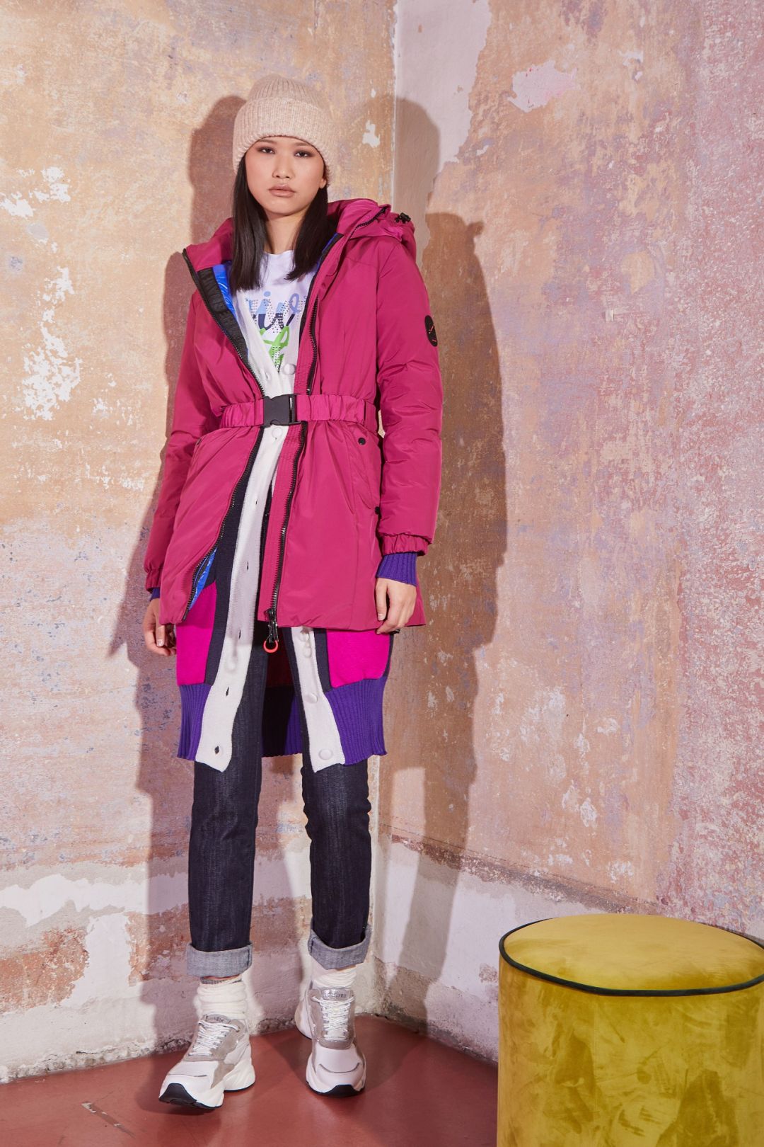 piumino con cappuccio e cintura elastica